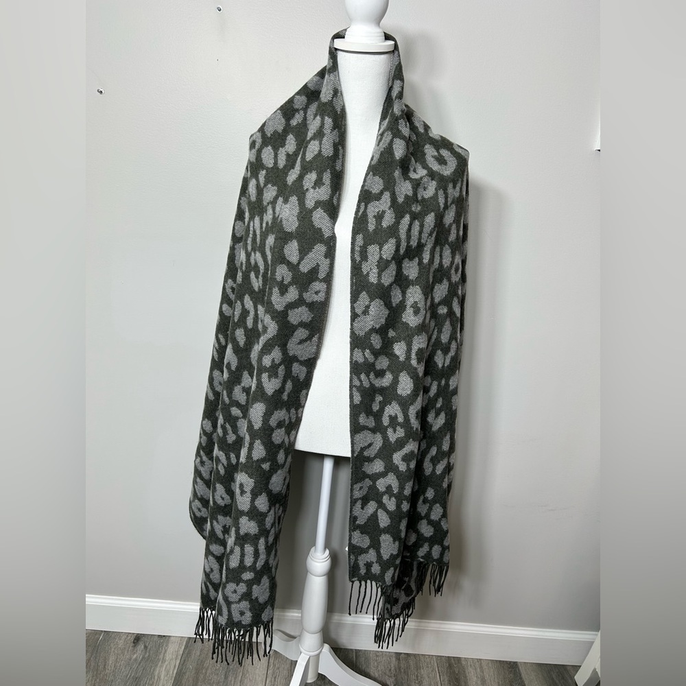 Mark & Graham grey print wrap